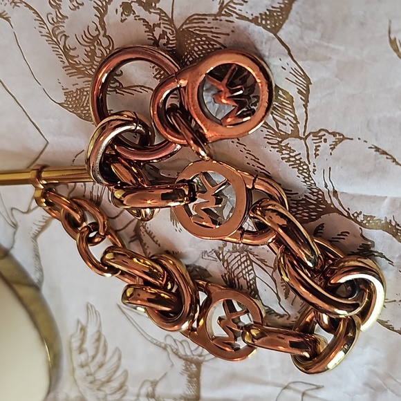 Michael Kors Chain Toggle Bracelet - Picture 5 of 5